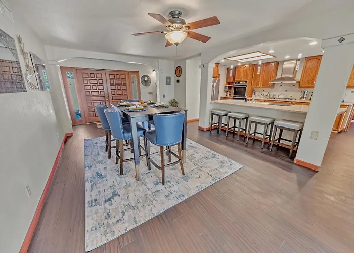 New! Huge Game Room, Hikeable, Red Rock View, Fireplace, Ping Pong, Yoga, Golf Course, Pickle Ball!