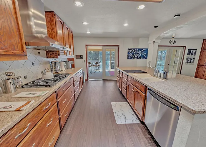 New! Huge Game Room, Hikeable, Red Rock View, Fireplace, Ping Pong, Yoga, Golf Course, Pickle Ball!