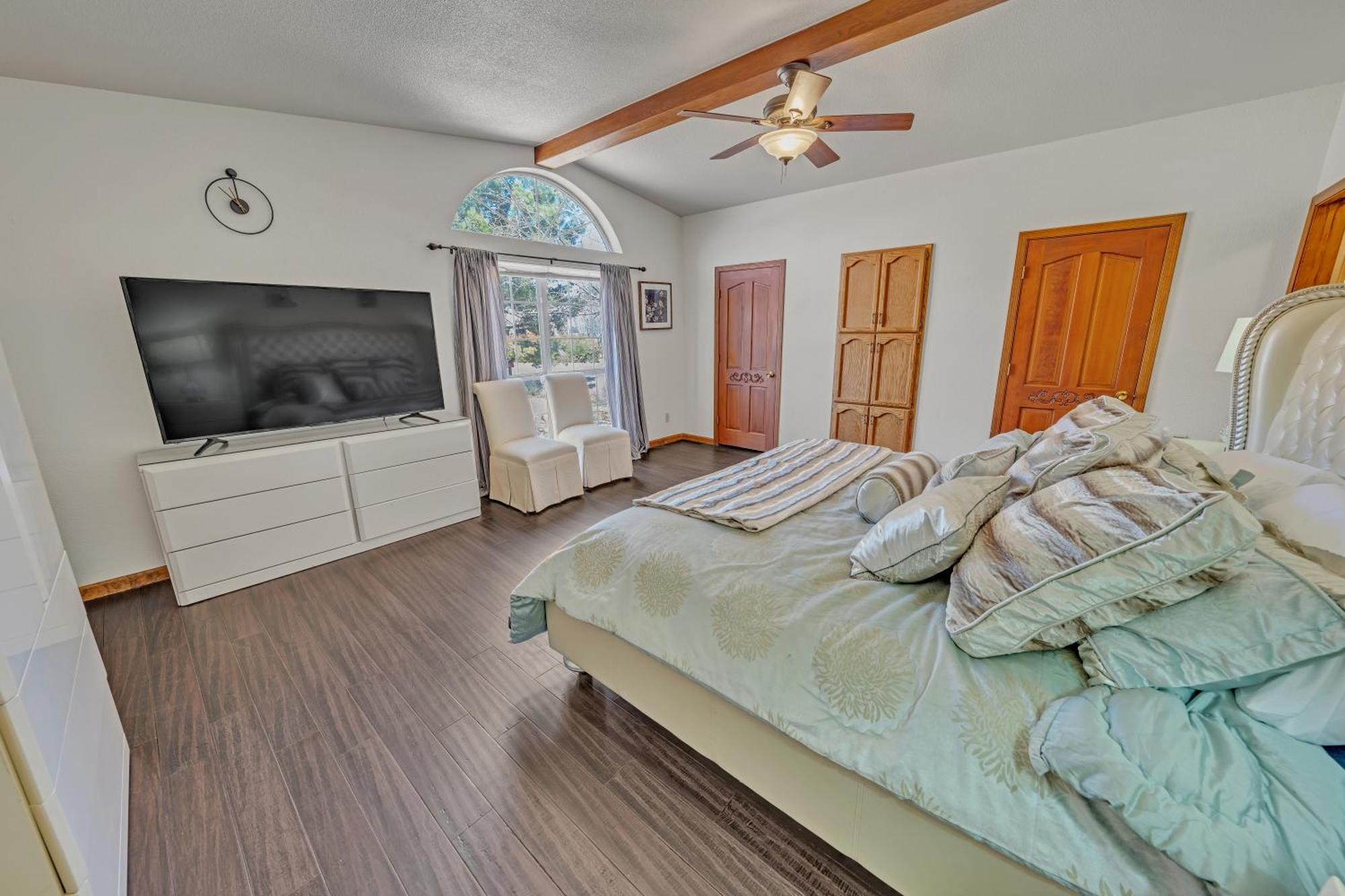 New! Huge Game Room, Hikeable, Red Rock View, Fireplace, Ping Pong, Yoga, Golf Course, Pickle Ball! Holiday home Sedona