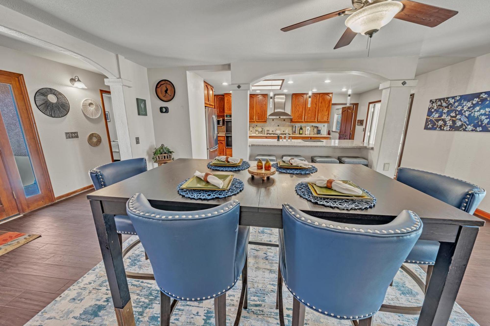New! Huge Game Room, Hikeable, Red Rock View, Fireplace, Ping Pong, Yoga, Golf Course, Pickle Ball!