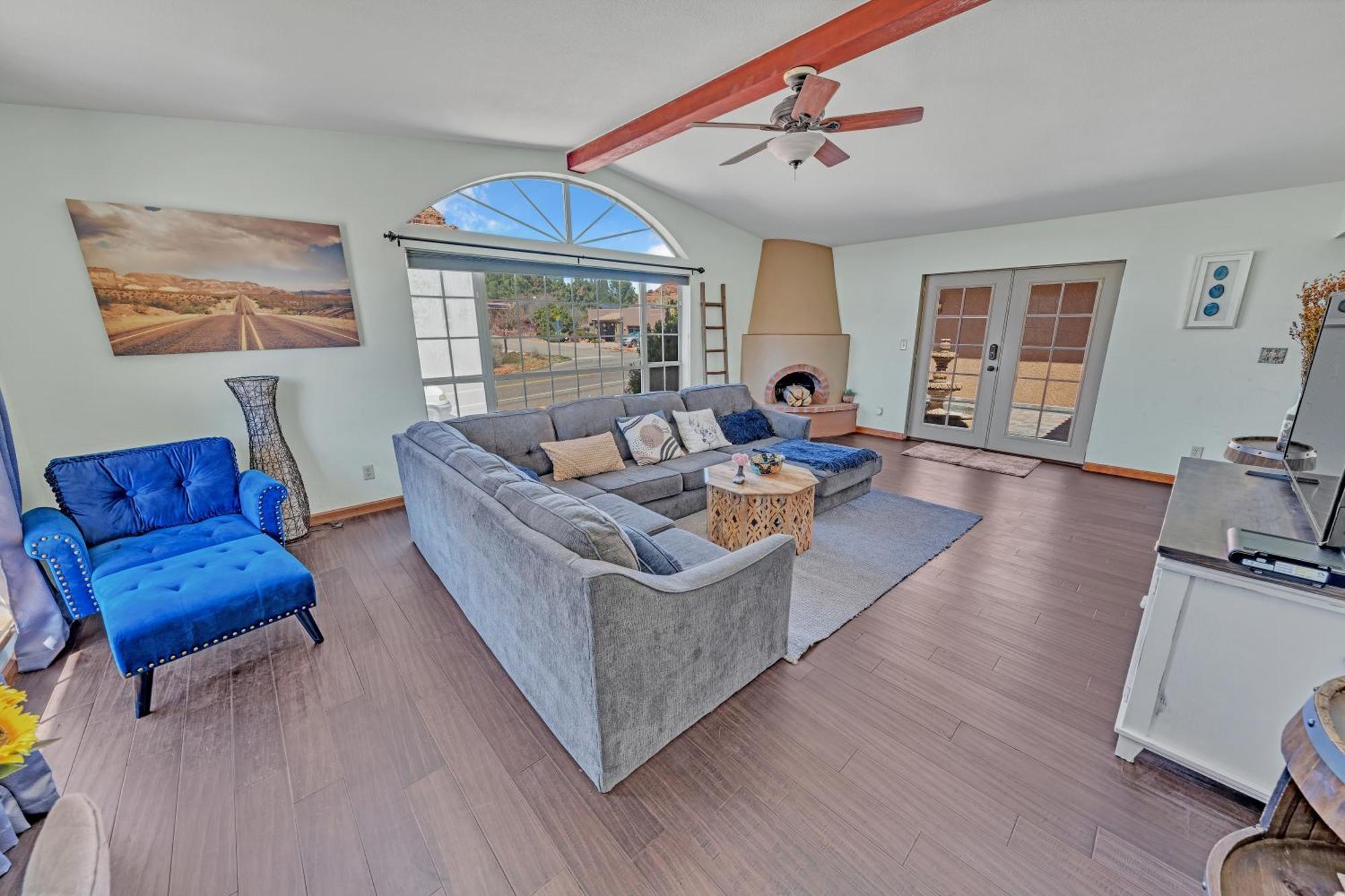 New! Huge Game Room, Hikeable, Red Rock View, Fireplace, Ping Pong, Yoga, Golf Course, Pickle Ball!